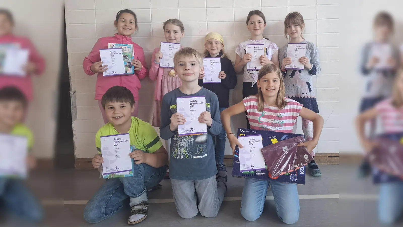 Diese acht Schülerinnen und Schüler der Kleinfeldschule erzielten herausragende Ergebnisse im Känguru-Wettbewerb. (Foto: Kleinfeldschule)