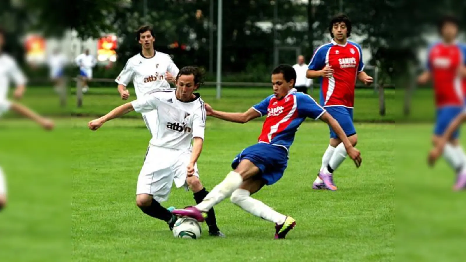 Der Haidhauser El Hali (in rot-blau) stoppt einen Gegenspieler des FC Perlach, aufmerksam beobachtet von seinem Mitspieler Patrick Alt. Den Sieg sicherte sich dennoch der FC, der damit in die Kreisliga aufsteigt.	 (Foto: Oliver Rabuser)