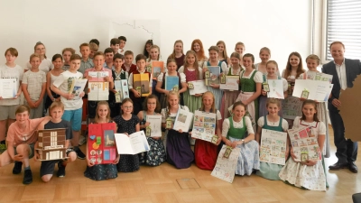 Das sind die diesjährigen Preisträger des heimatkundlichen Wettbewerbes des Landkreises Ebersberg. (Foto: LRA)