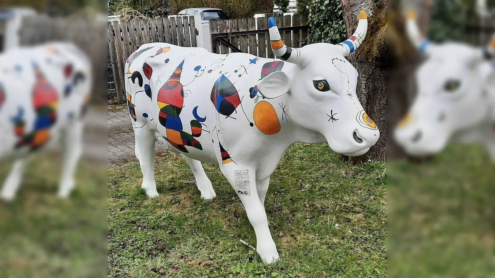 Die bunte Kuh Sine bringt etwas katalanischen Charme nach Aschheim. (Foto: VA)