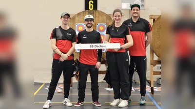 Die erste Mannschaft der Bogenschützen: Anton Hantschmann, Sebastian Friedrich, Lena Wenzel und Philipp Weiß (v. l.).<br>  (Foto: TSV Dachau 1865)