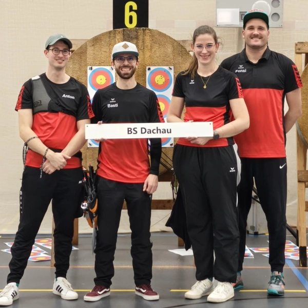 Die erste Mannschaft der Bogenschützen: Anton Hantschmann, Sebastian Friedrich, Lena Wenzel und Philipp Weiß (v. l.).<br>  (Foto: TSV Dachau 1865)