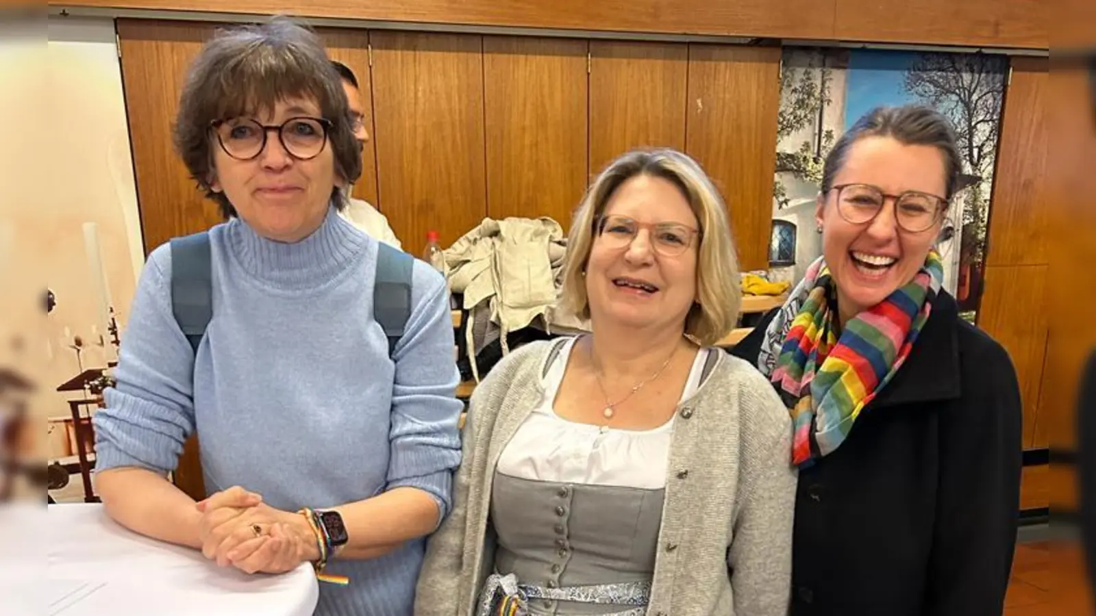 Freude über 30 Jahre Kindergarten und Hort St. Ulrich. Im Bild von links: Sabine Barnsteiner, Leiterin Kindergarten und Hort, Manuela Köhler Rösch, Verwaltungsleiterin Kitas im Pfarrverband Laim, und Magdalena Wohlfahrt, Vorsitzende des Pfarrgemeinderates St. Ulrich. (Foto: Stefan Rösch)