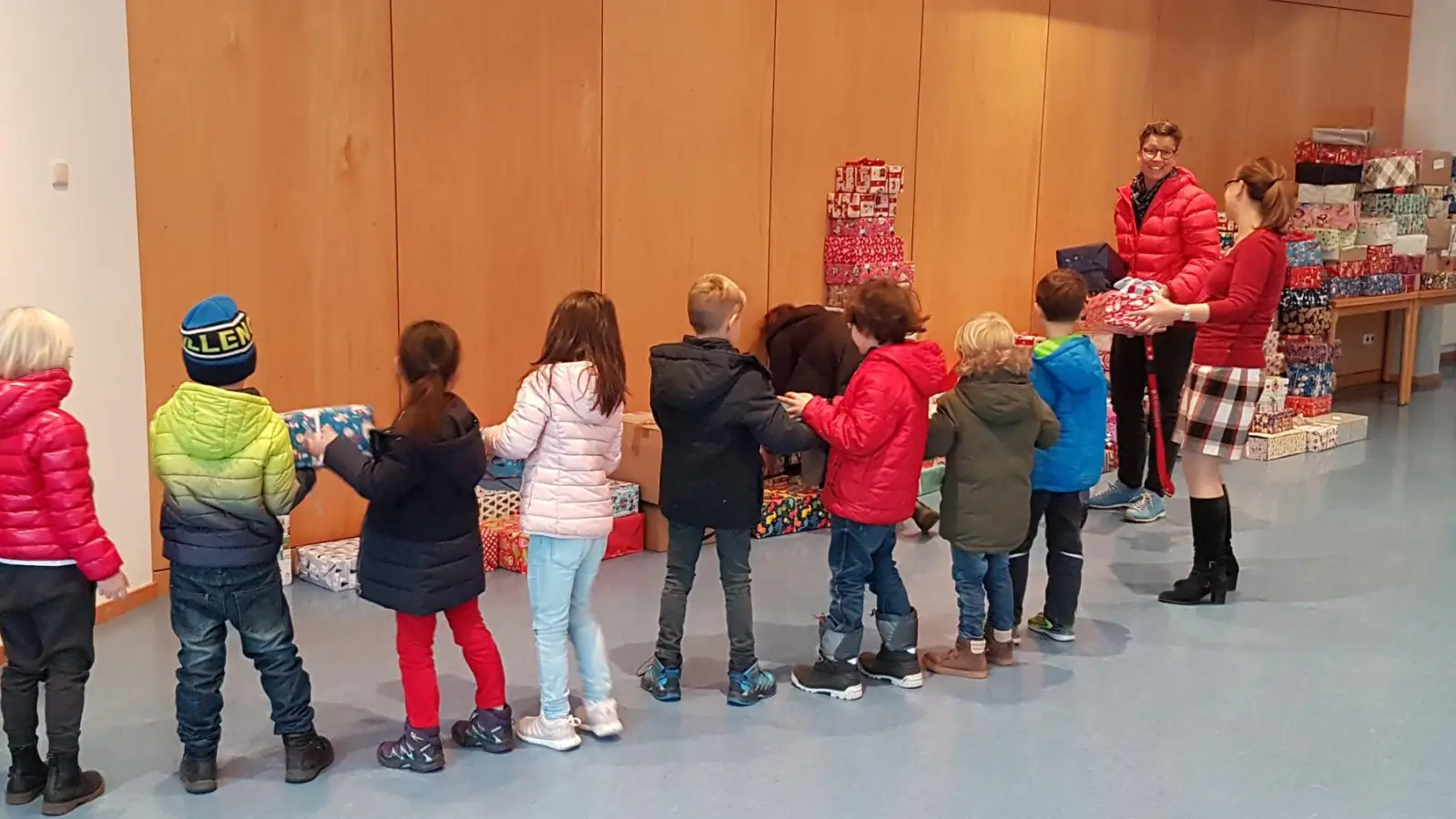 Auch die Kinder der Martin Kneidl Grundschule haben fleißig Päckchen für Kinder in Not gepackt. Jetzt gehen sie auf die Reise nach Osteuropa. (Foto: VA)