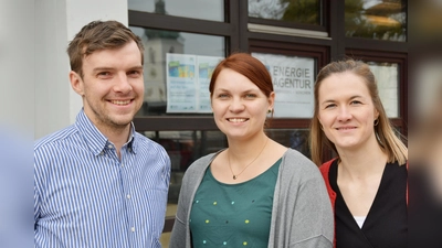 Energieberaterin Veronika Preißinger (Mitte) mit Elisabeth Haberthaler und Tobias Sassmann übernehmen die PV-Beratung bei der Energieagentur. (Foto: Benjamin Hahn)