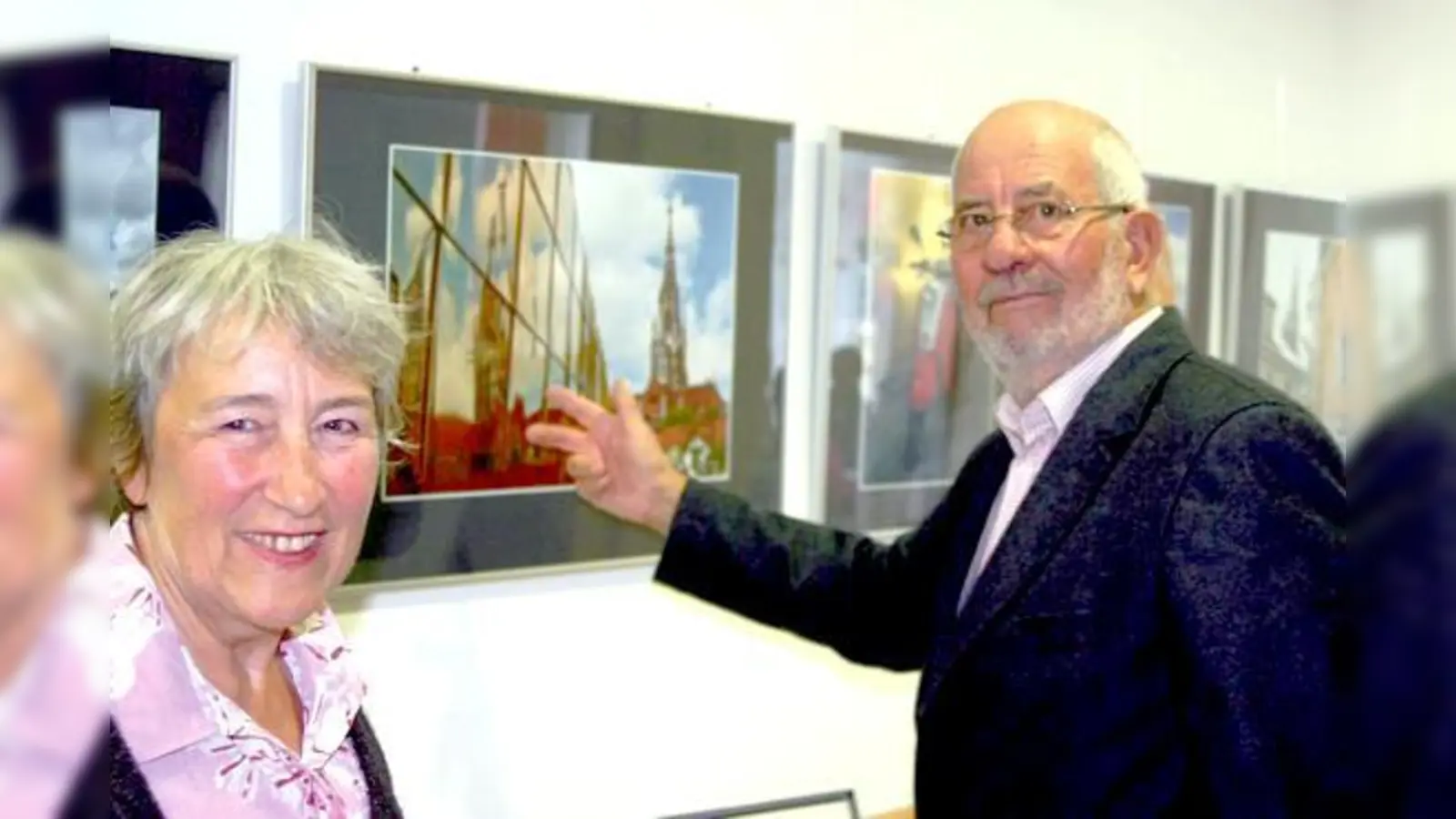 Tolle Werkschau: »Goidans Giasing« hat Richard Mayer mit seiner »Sezession Münchner Lichtbildner« komponiert. ASZ-Leiterin Walburga Fischer freut sich, dass die Ausstellung jetzt auch an der Werinherstraße Station macht.	 (Foto: HH)