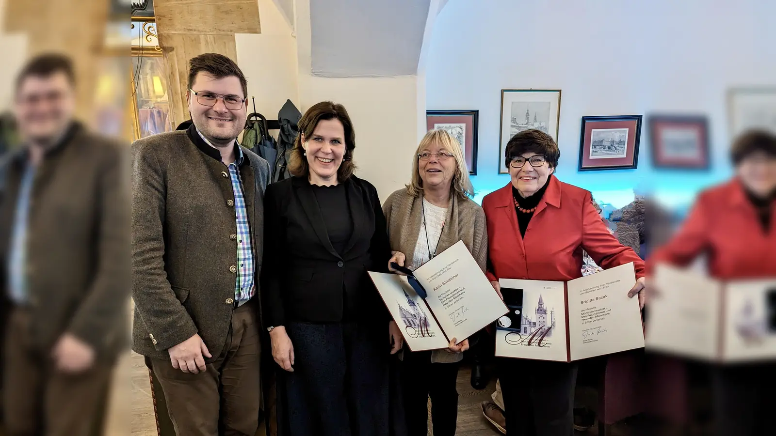 BA-Vorsitzender Sebastian Kriesel und Bürgermeisterin Verena Dietl mit den Geehrten Karin Binsteiner und Brigitta Bacak (v.l.) im Münchner Rathaus. (Foto: S. Kriesel)