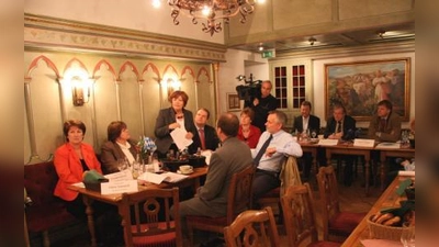 „Wir wehren uns heftig mit allen Mitteln gegen den Südring. Es geht uns nicht um eine Trassenverschiebung, sondern um ein grundsätzliches Nein!“, bekräftigten die Würmtaler Bürgermeister während der Pressekonferenz.  V.l. Christine Borst (Krailling), Ilse Weiss (Neuried), Brigitte Servatius (Gauting), Christoph Göbel (Gräfelfing), Annemarie Detsch (Planegg) und Jörg Pötke (Taufkirchen). Im Hintergrund Christian Hierneis, BN-Vorsitzender Prof. Hubert Weiger und Stefan Schelle (Oberhaching). (Foto: US)