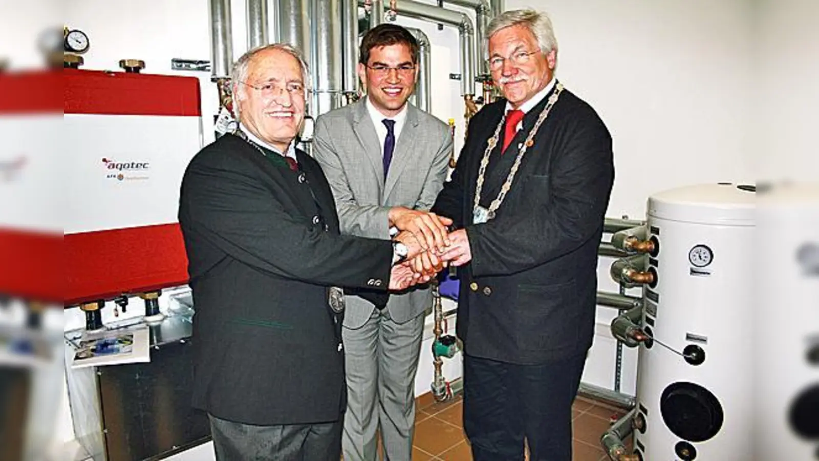 Hatten Grund, sich gemeinsam zu freuen: Helmut J. Englmann, Bürgermeister von Aschheim, Maximilian Böltl, 2. Bürgermeister von Kirchheim, und Werner van der Weck, Bürgermeister von Feldkirchen (von links).  (Foto: Gabriele Heigl)