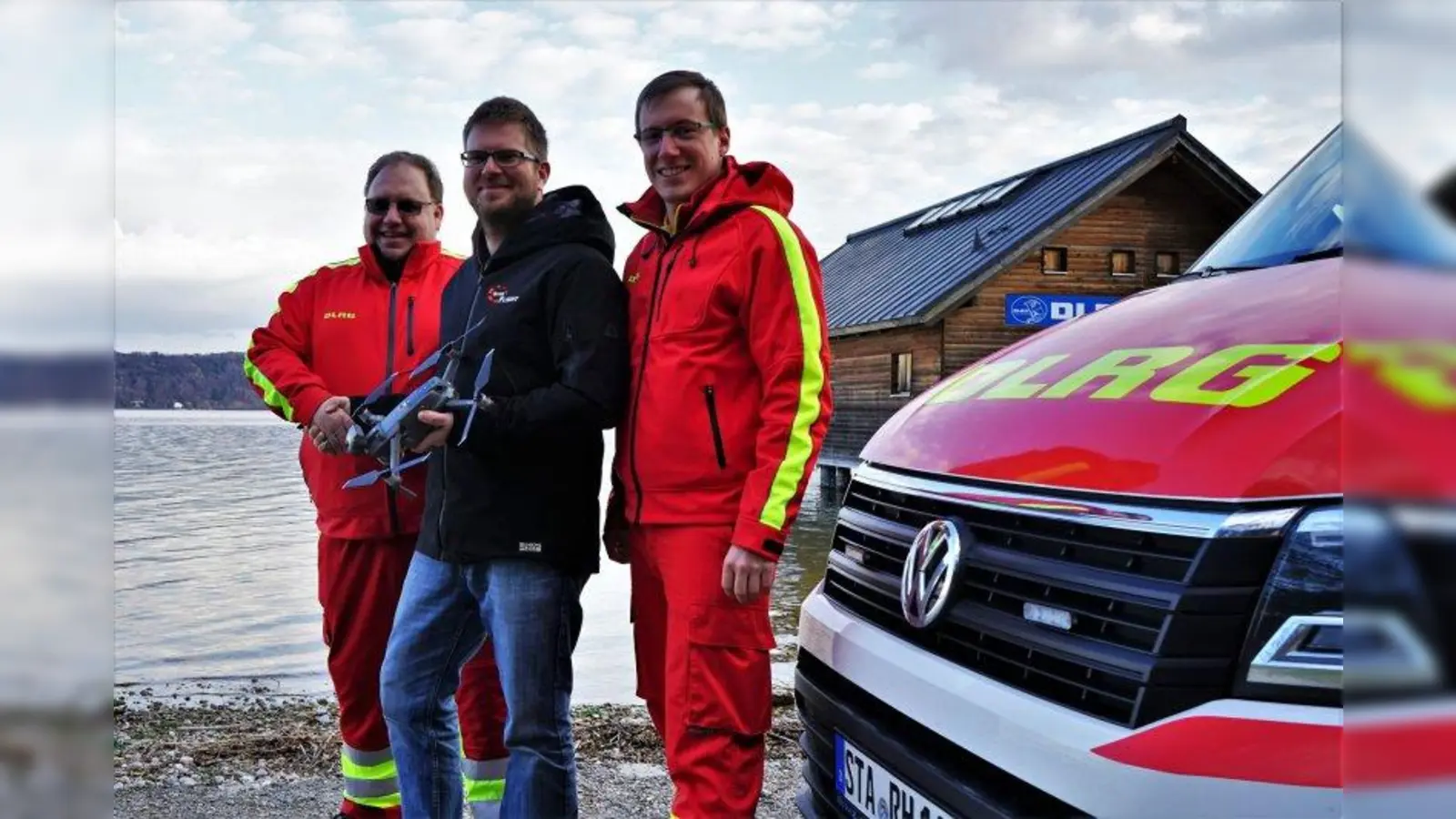 Walter Kohlenz, Thomas Mottner und Philipp Hennen bei der Übergabe der Drohnen (von links). (Foto: DLRG Pöcking-Starnberg)