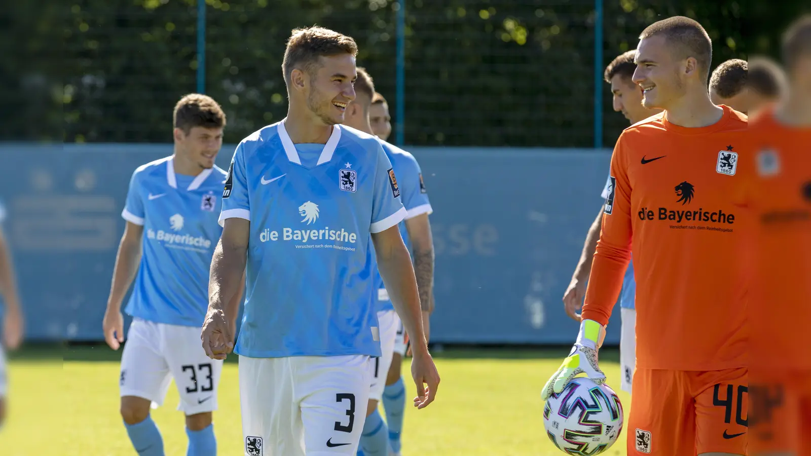 Frisch eingekleidet: die Münchner Löwen. (Foto: Anne Wild)