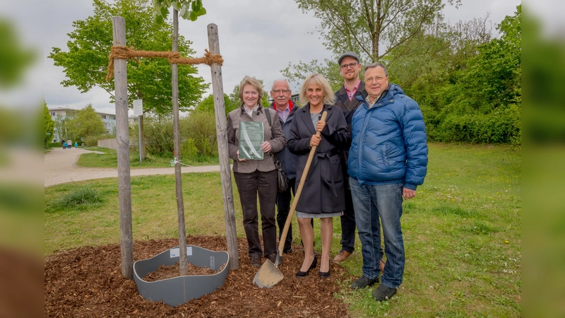 Die Vorsitzenden des Kreisverbandes Margot Ostermayer und Rainer Schäfers, Bürgermeisterin Gabriele Müller, Andreas Nemetz vom Umweltreferent Gemeinde Haar und Vorsitzender der Gartenfreunde Haar Klaus Steckert (v.l). (Foto: G. Haar)