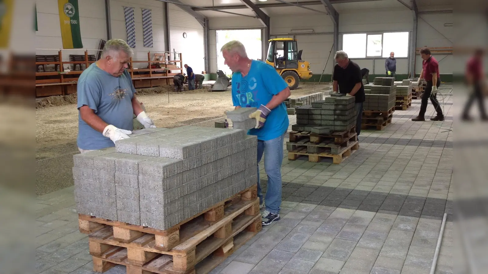 Parksee-Stockschützen arbeiteten hart für die neuen Pflasterbahnen in der Stockschützenhalle. (Foto: EC Parksee)