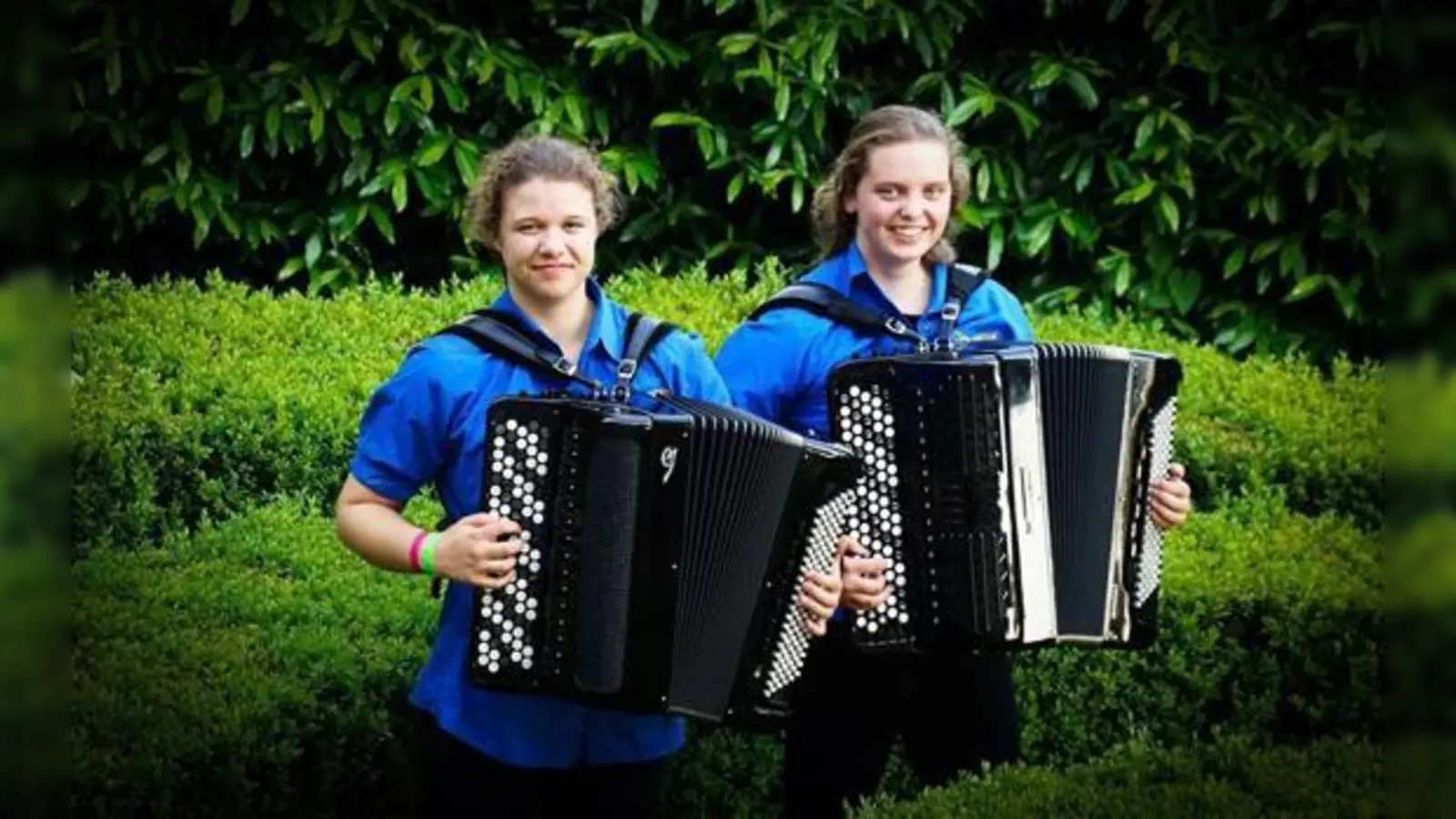 Die beiden jungen Akkordeonistinnen Jolina Santen (15) und Luisa Frank (15) haben sich vor einigen Jahren zum Duo daccord-eon zusammengeschlossen.  (Foto: VA)