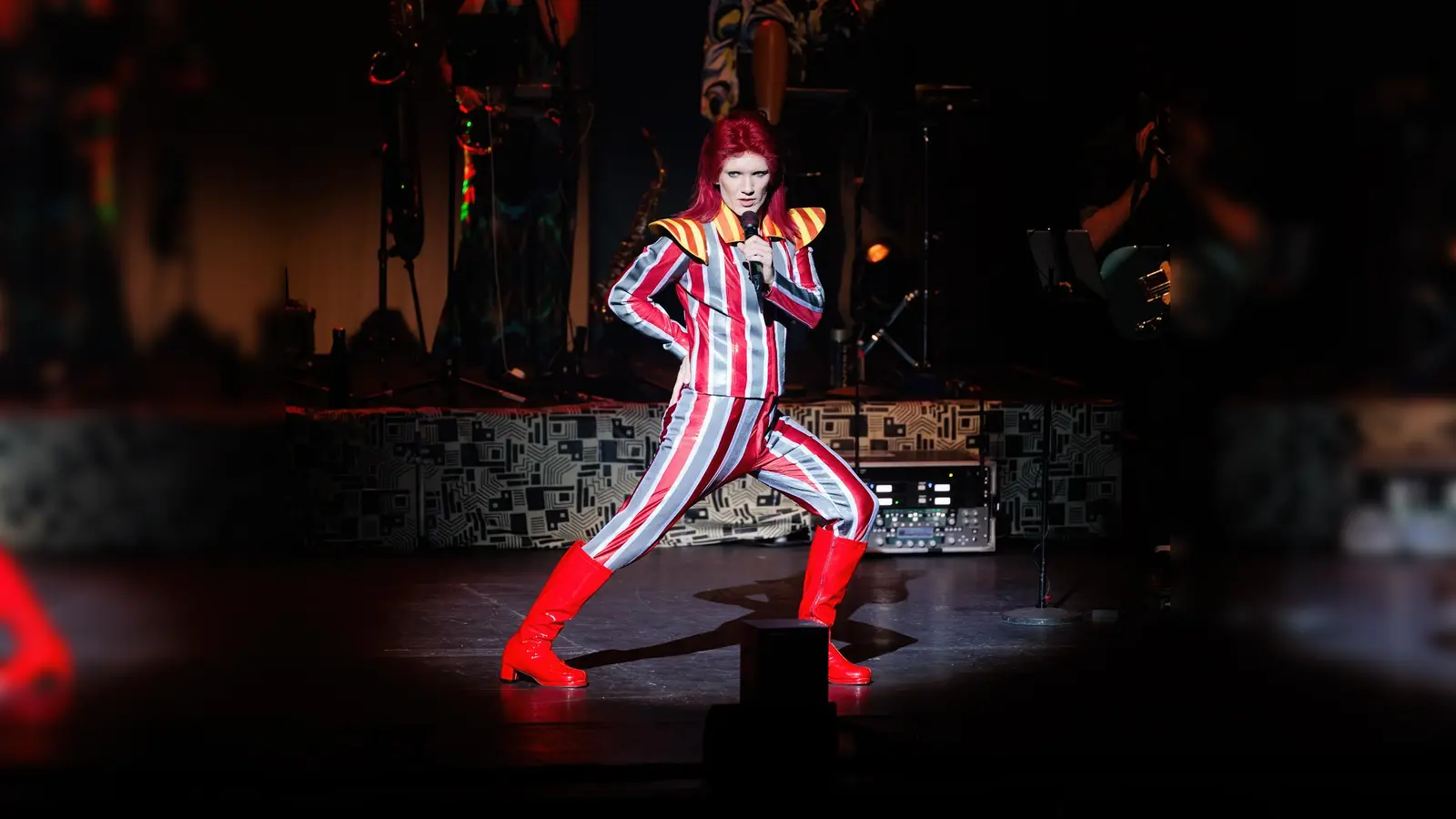 Oliver Slee verkörpert Bowie - seine Show ist eine Hommage an den großen Künstler.  (Foto: John Sherringham)