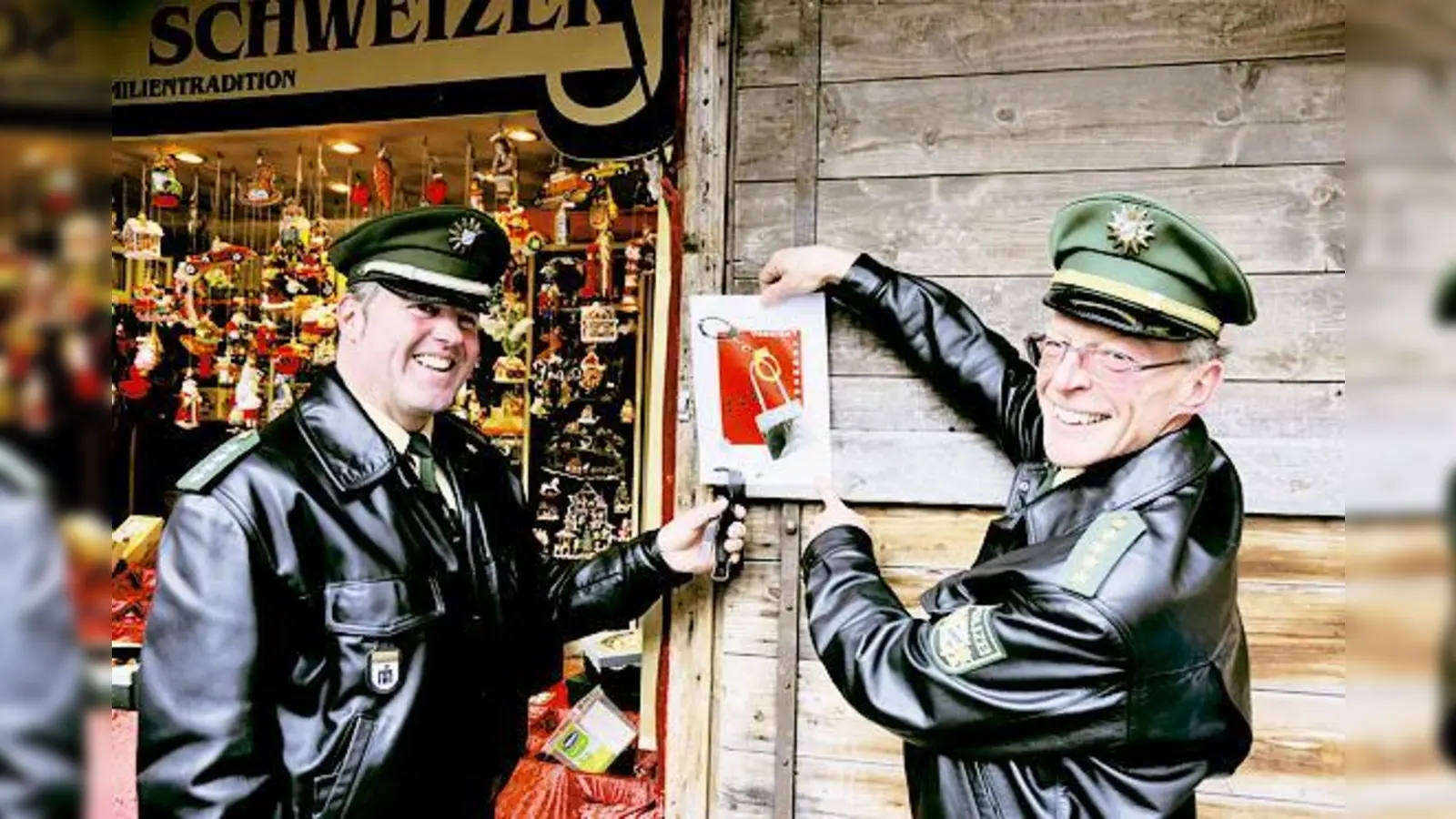 Mit Flugblättern warnt die Polizei wieder vor Taschendieben in der Innenstadt.	 (Foto: Polizei)