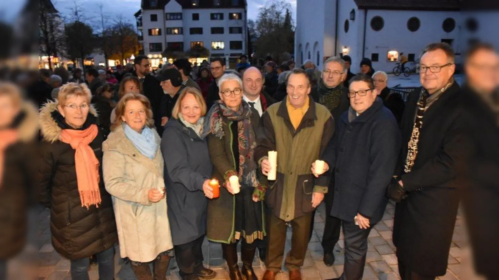 Setzten mit Worten und Musik ein Zeichen gegen Judenhass: Dr. Friederike Hellerer, Eva John, Sabine Leutheuser-Schnarrenberger, Martina Neubauer, Georg Scheitz, Rainer Hange, Dr. Stefan Koch, Nikola David und Stefan Komarek. (Foto: Hauck)