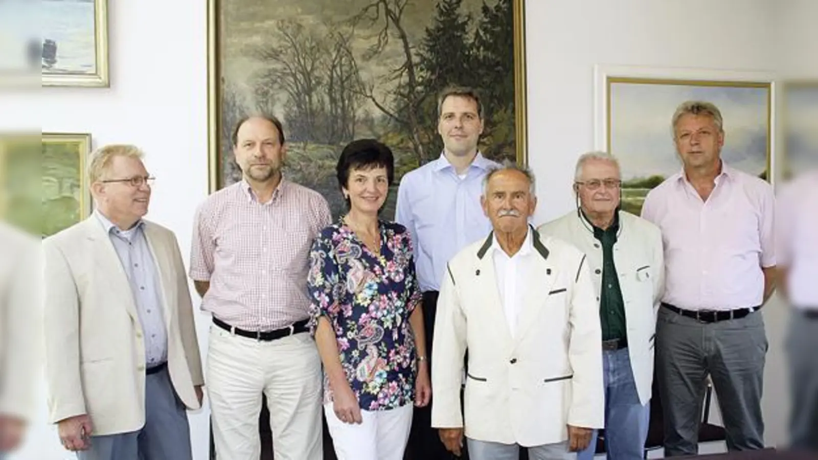 Heinz Fischer (v. l.), stellvertretender Landrat, Siegfried Bals, Rita Kneißl, zuständig für Naturschutzwacht im Landratsamt, Wolfgang Mau, Erich Hertle, Franz Josef Grünaug und der Sachgebietsleiter Naturschutz, Anton Euringer. 	 (Foto: LRA ED)