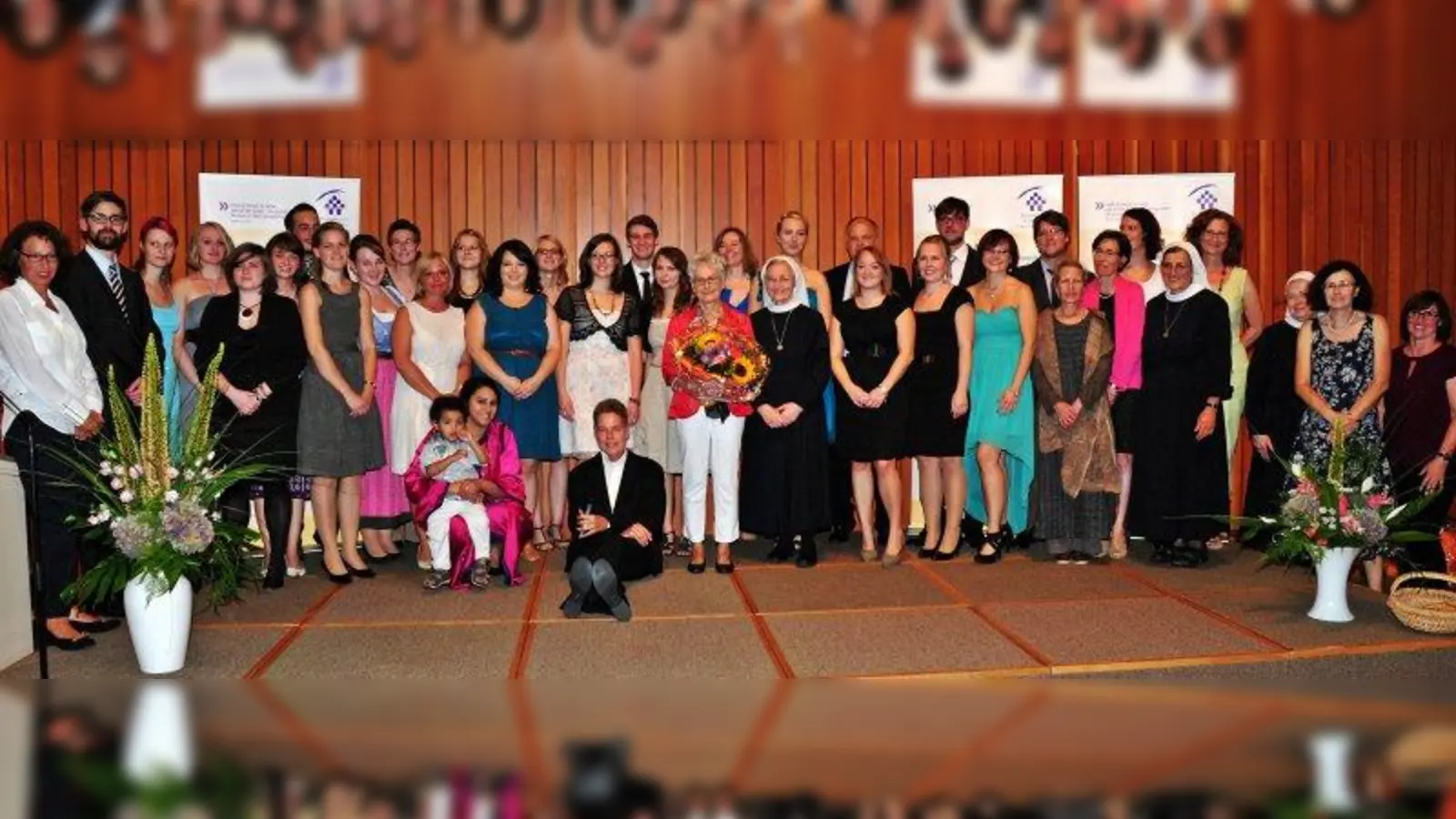 Die Absolventen der Berufsfachschule für Krankenpflege Maria Regina mit ihren Lehrkräften und Vertretern der Barmherzigen Schwestern, Träger der Schule. (Foto: pi)