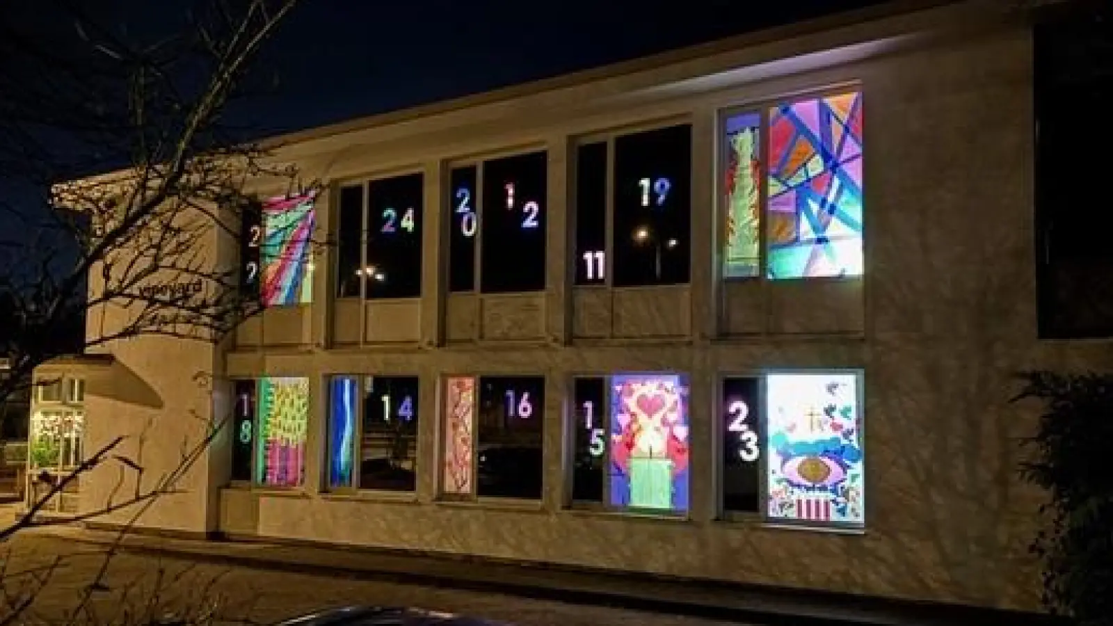 Jeden Tag wird ein weiteres Fenster erleuchtet, die Vinyard-Gemeinde lädt zum Staunen ein.  (Foto: Schwartzenberger)