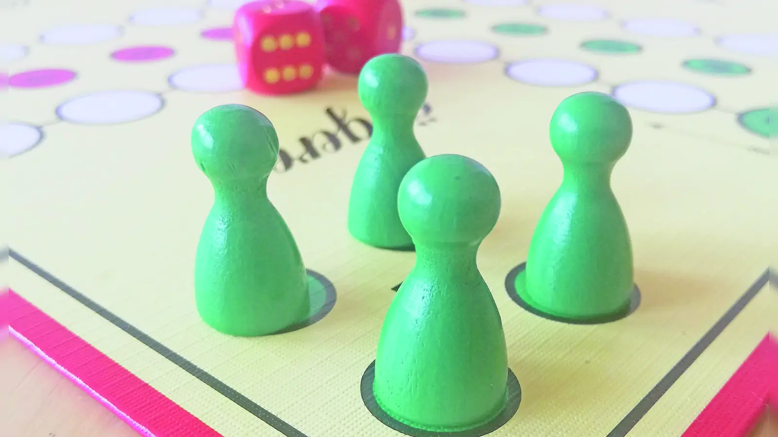 Erwachsene mehrerer Generationen können sich in Brettspielen beweisen. (Symbolbild: tab)