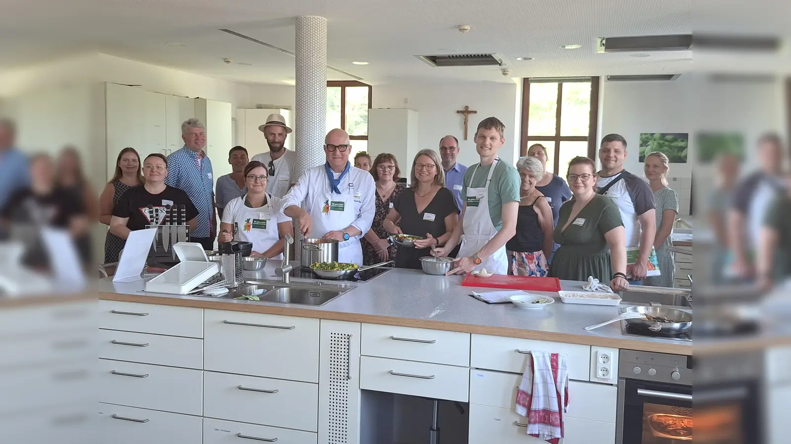 In der Mitte Bio-Spitzenkoch Christopher Hinze (re. daneben Silvia Hilger- Oecotrophologin ) mit den Teilnehmenden des Workshops. (Foto: © AELF Ebersberg-Erding)