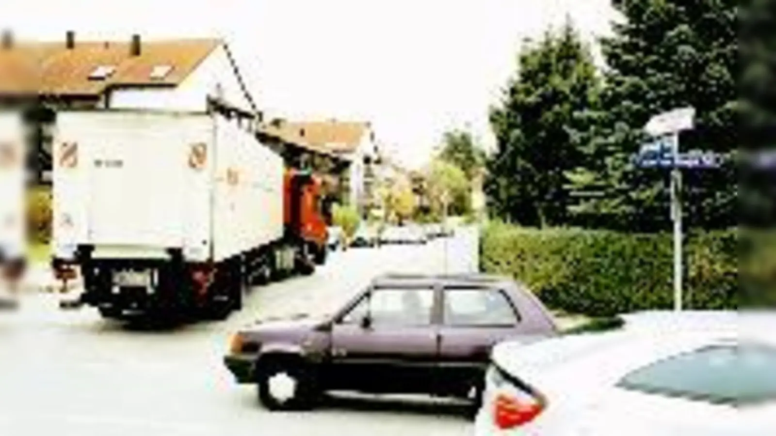 Die Einfahrt in die Weidener Straße zum Gewerbegebiet Perlach ist der einzige Weg, den die vielen LKWs einschlagen können, was bei den Anwohnern für viel Unmut sorgt. Der BA 16 beriet jetzt über eine Lösung.  (Foto: Karl Hirt)