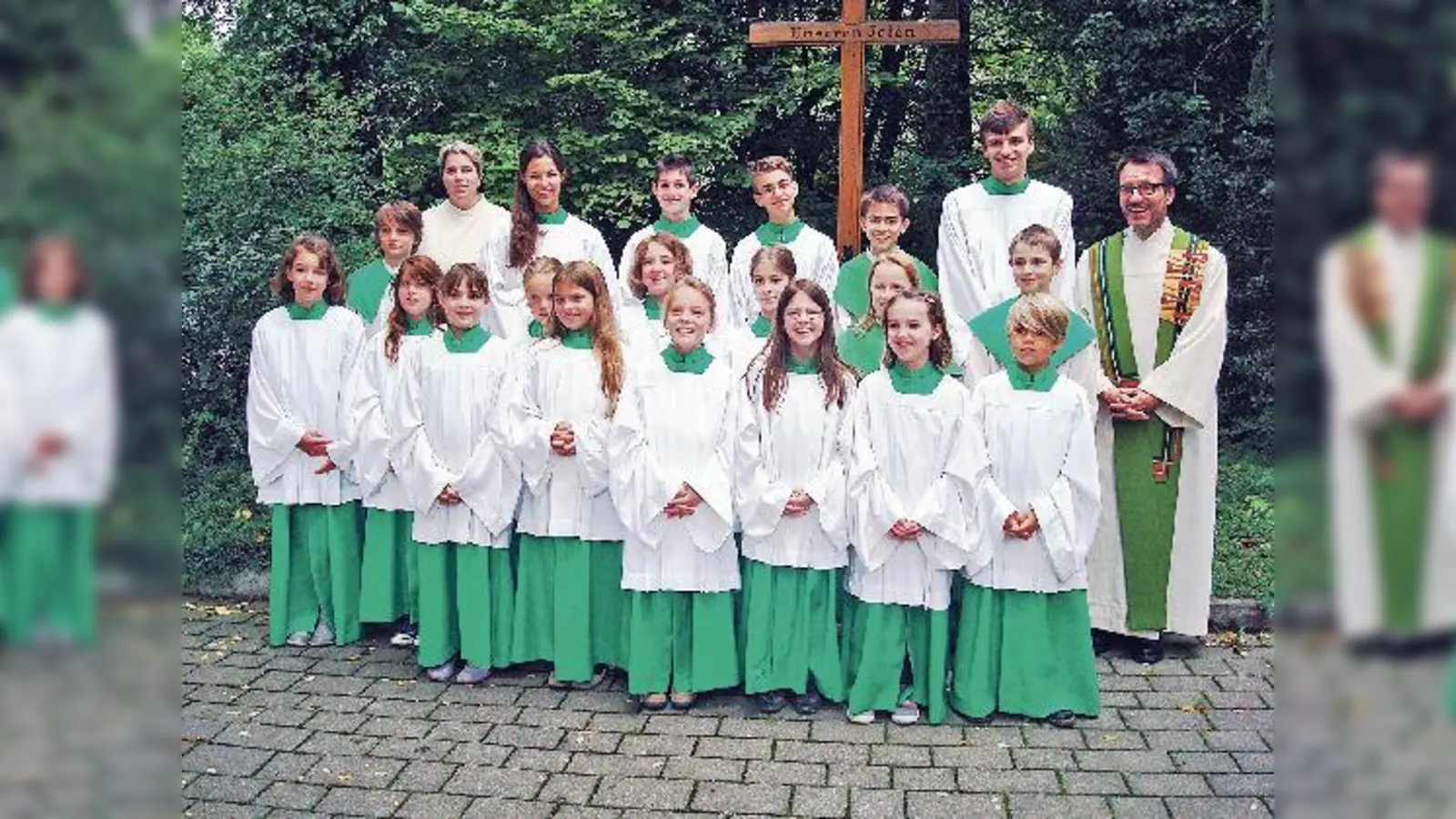 Pfarrer Philipp Wahlmüller und Gemeindereferentin Christine Stauß mit der  Ministrantenschar. In der 1. Reihe die neuen Minis (v. l.) Marina Linhard,  Michaela Sertic, Antonia Walter, Kirmser Anais, Annalena Landgrebe und Noah Liefeld.	 (Foto: St. Otto)