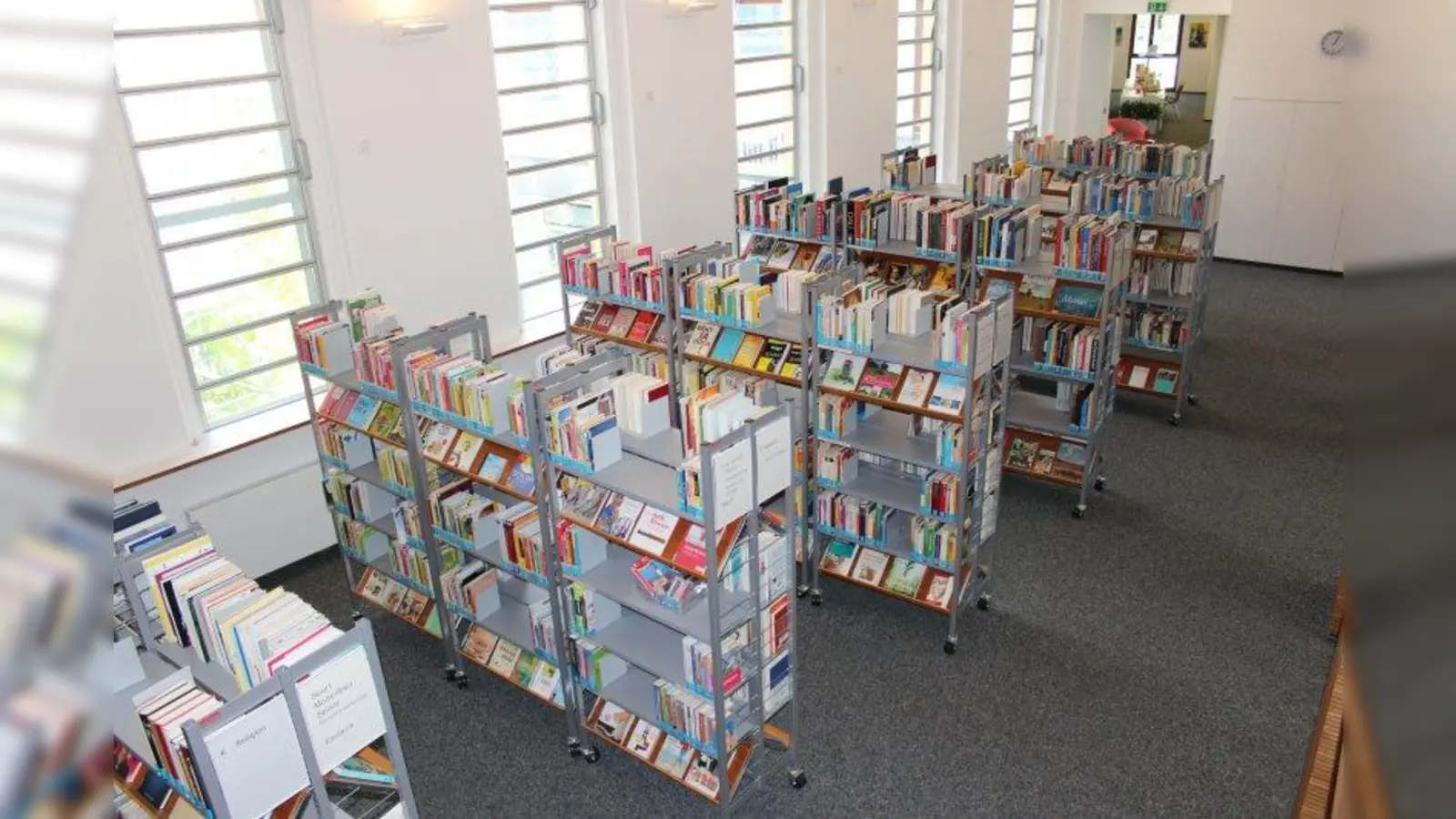 Die Stadtteilbibliothek Neuhausen verfügt über 63.000 Medien verteilt auf vier Ebenen. Sie gehört zu den ersten, die jetzt weder offen sind. (Foto: sb)