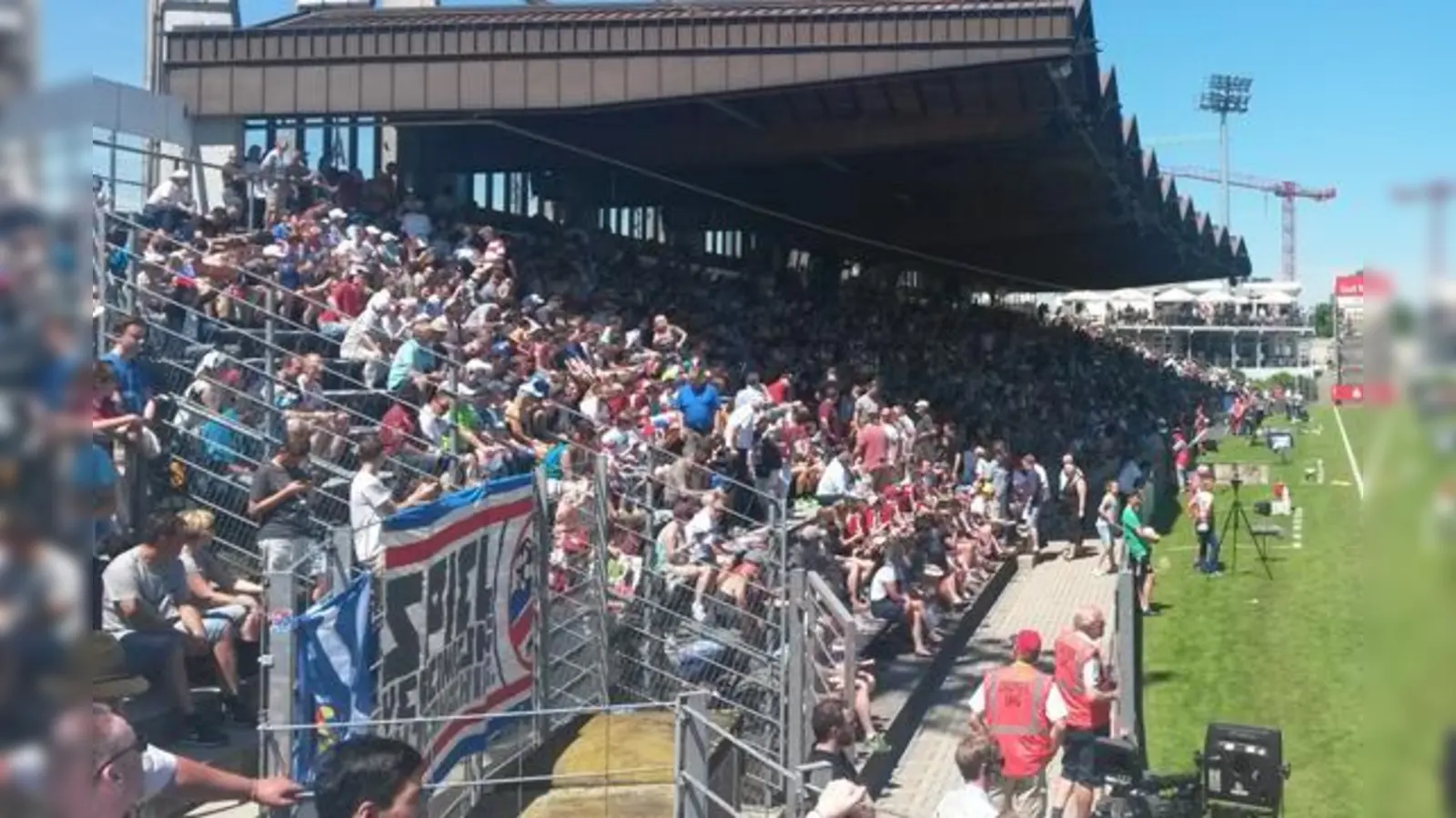 Mit 8.000 Zuschauern war der Hachinger Sportpark gut gefüllt. Die Fans sahen eine starke Leistung der Gastgeber mit drei schön herausgespielten Toren. 	 (Foto: Stefan Dohl)