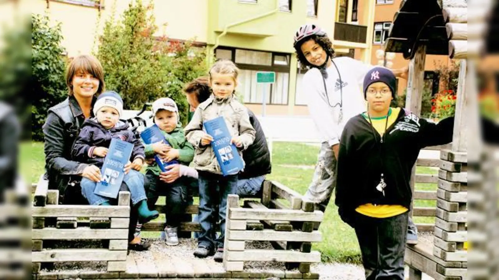 Spielplatz und neue VHS zusammen auf dem Rathausplatz  das fände auch Izabela Bugdoll (li.) zusammen mit vielen weiteren Eltern und Kindern klasse.	 (F.: sh)