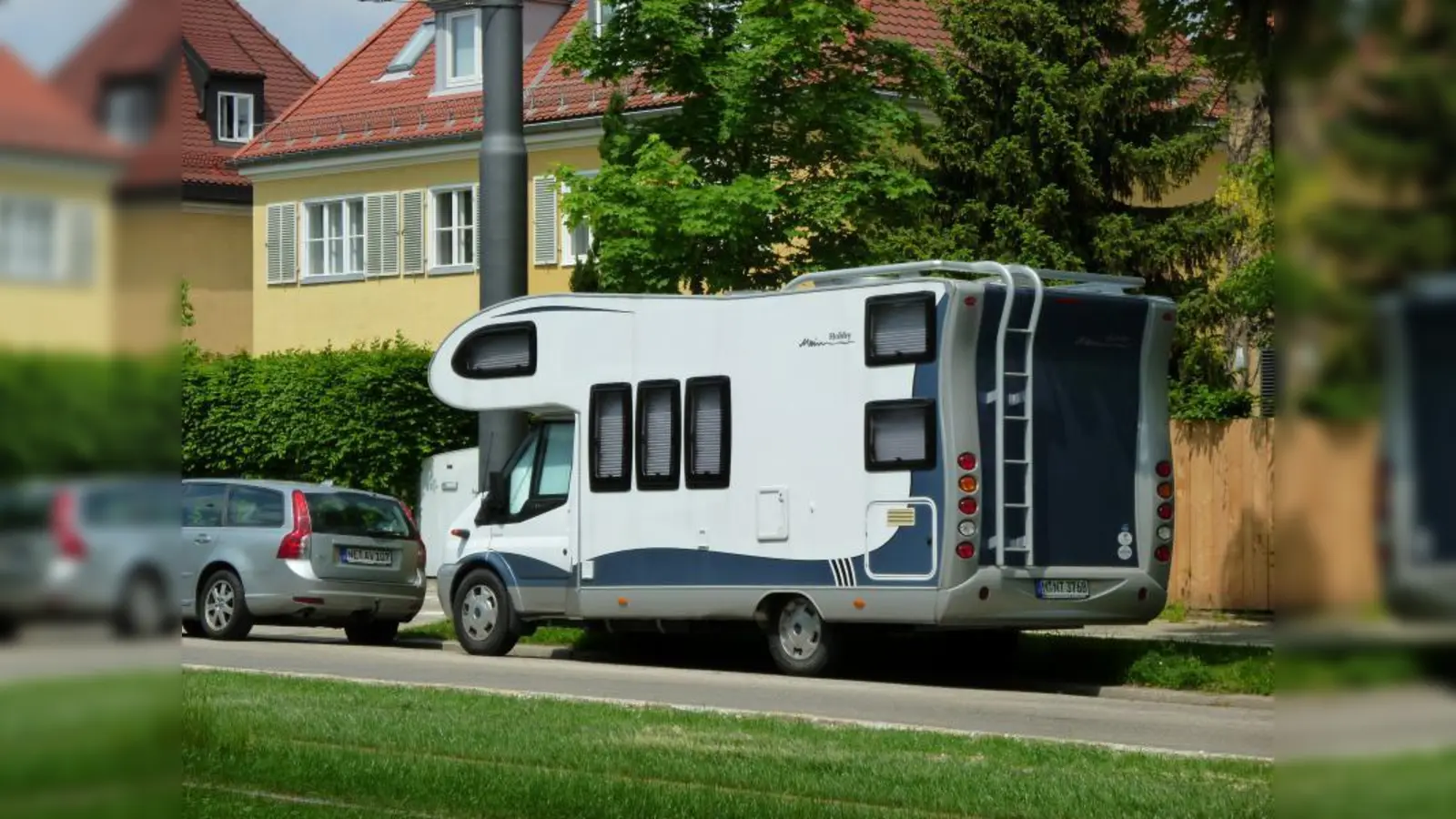 Anwohner beklagen die auf Dauer geparkten Wohnmobile in der Agnes-Bernauer-Straße. (Foto: BK)