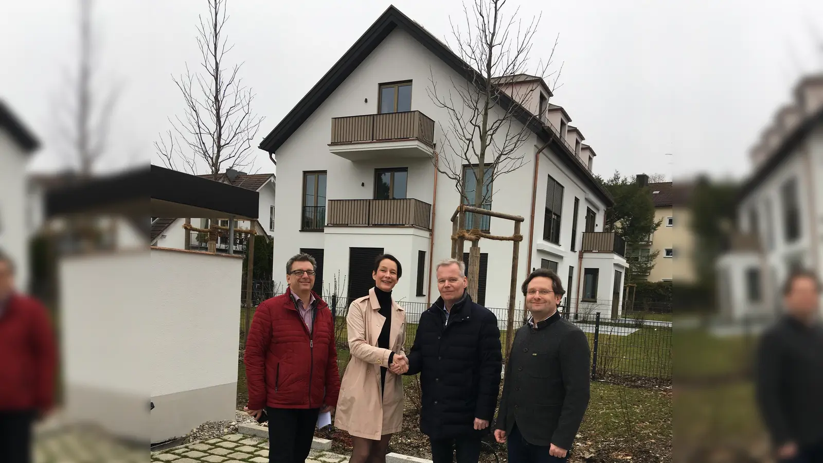 Freuten sich über das gelungene Bauwerk (v. l.) Peter Kleßinger vom Bauamt Grünwald, Kristina Schwesinger vom Architekturbüro Schwesinger Frach, Bürgermeister Jan Neusiedl und Sebastian Frach vom Architekturbüro Schwesinger Frach.  (Foto: Gemeinde Grünwald)