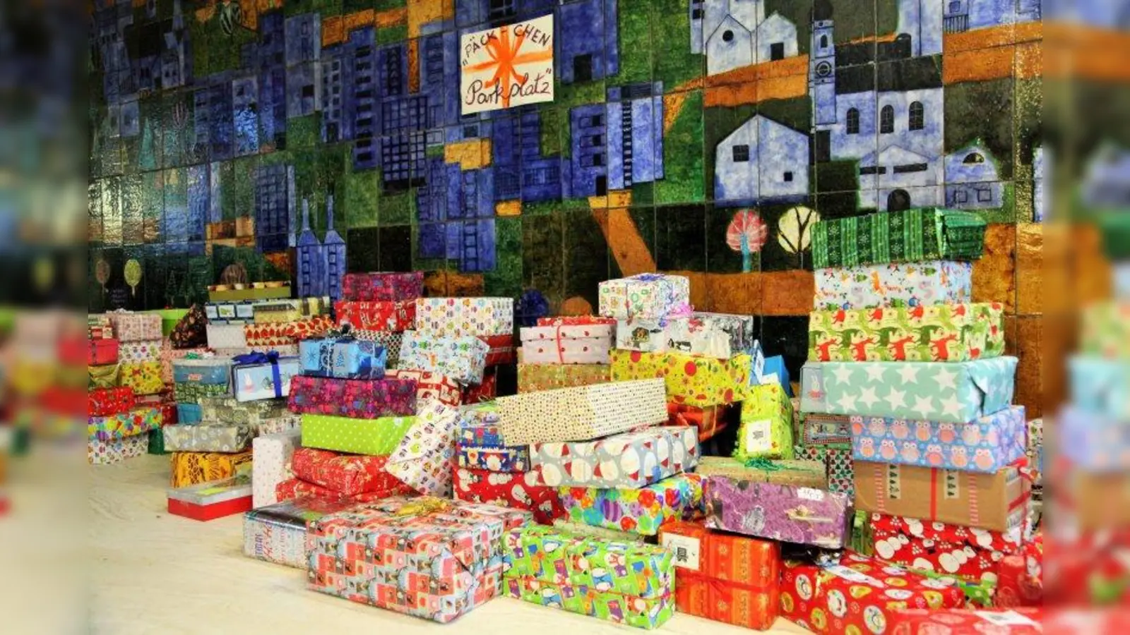 Insgesamt 223 Pakete wurden von Schülern und Eltern der Samberger Grundschule für bedürftige Kinder gepackt. (Foto: Anke Sponer)