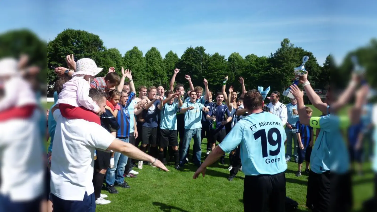 Die erste Herrenmannschaft der FT Gern feiert nach dem Sieg gegen den SV Istiklal die Meisterschaft. (Foto: pi)