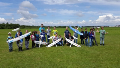 Beim Schnupperflugtag in Salmdorf stehen die Kinder im Mittelpunkt. (Foto: VA)