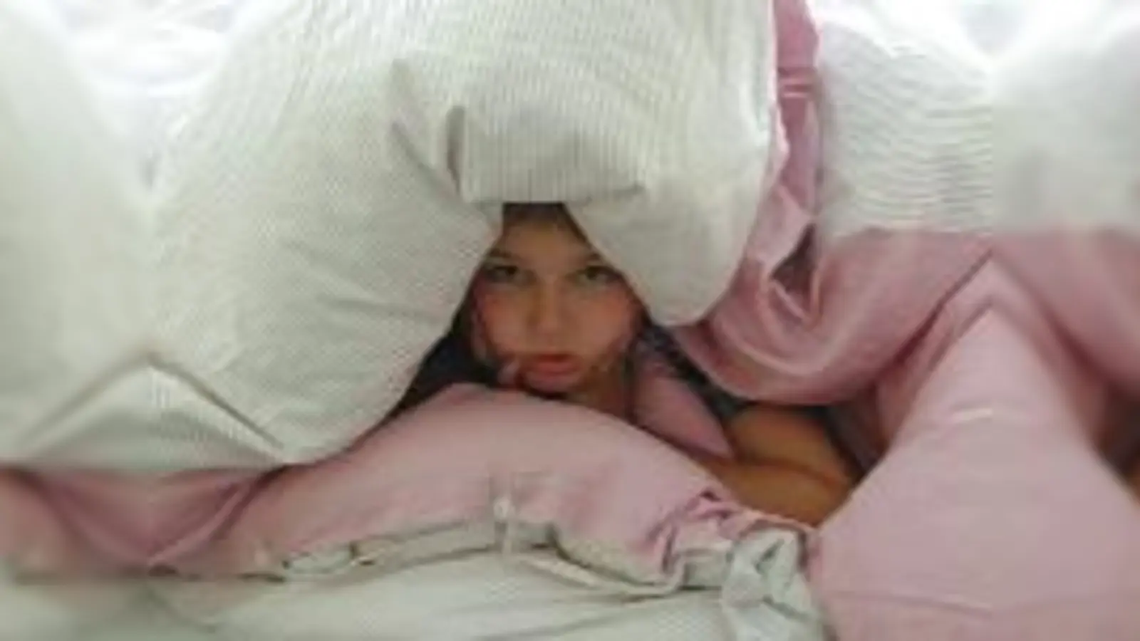 Um acht ist noch keiner wach - zumindest sind Kinder und Jugendliche dann noch weit von ihrem Leistungshöhepunkt entfernt, wie Schlafforscher wissen. (Foto: Pixelquelle)