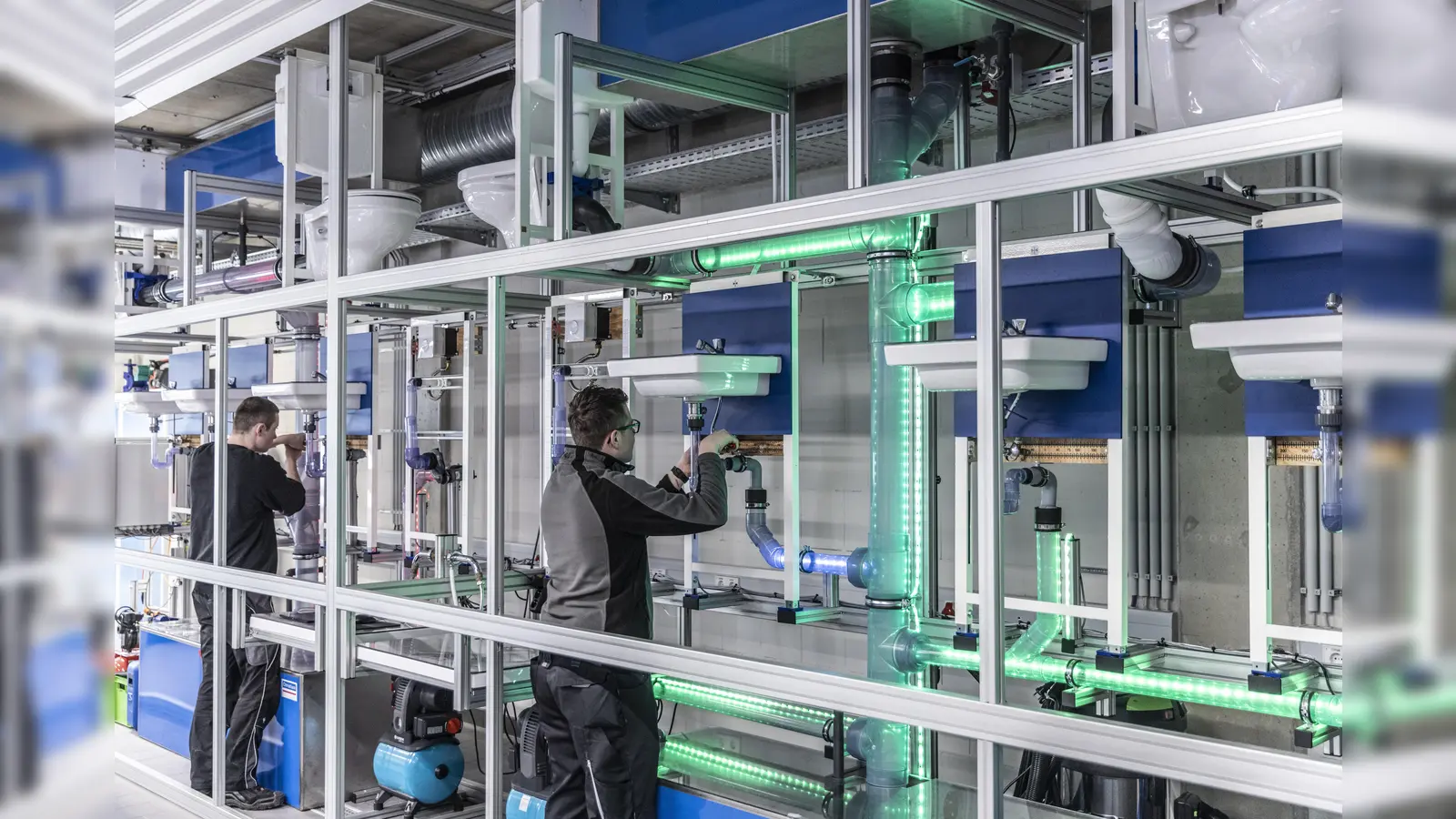 Modernes Ausbildungszentrum: Azubis an der Übungswand zur Installation von Waschbecken.  (Foto: SHK Innung München)