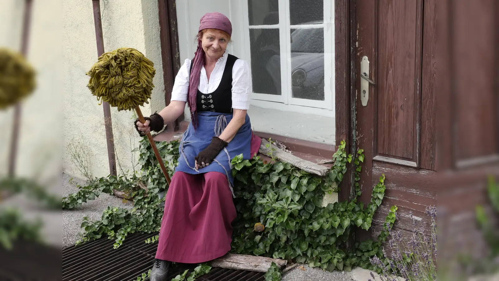 Wenn die Kathl unterwegs ist, dann gibt es viel Spannendes über Holzkirchen zu erfahren. (Foto: Agnes Kraus)