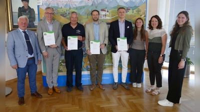 Der stellvertretende Landrat Wolfgang Taffertshofer (von links) bei der Urkunden-Verleihung mit Gabriel Oehme (Aerotech), Oswald Neumann (Neumann &amp; Neumann), Matthias Hensel-Hübner (ECCO Gleittechnik GmbH), Bernard Fisic (Setral Chemie GmbH), Sarah Clarke (Azubine Aerotech), Simone Adelwart (Wirtschaftsreferentin) und Magdalena Schnitzler (Wirtschaftsförderung). (Foto: Landratsamt)