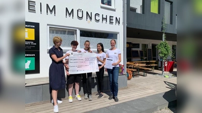 Die Schülerinnen Annika, Sara und Sarah überreichten einen Scheck von 335 Euro an den Tierschutzverein. (Foto: privat)