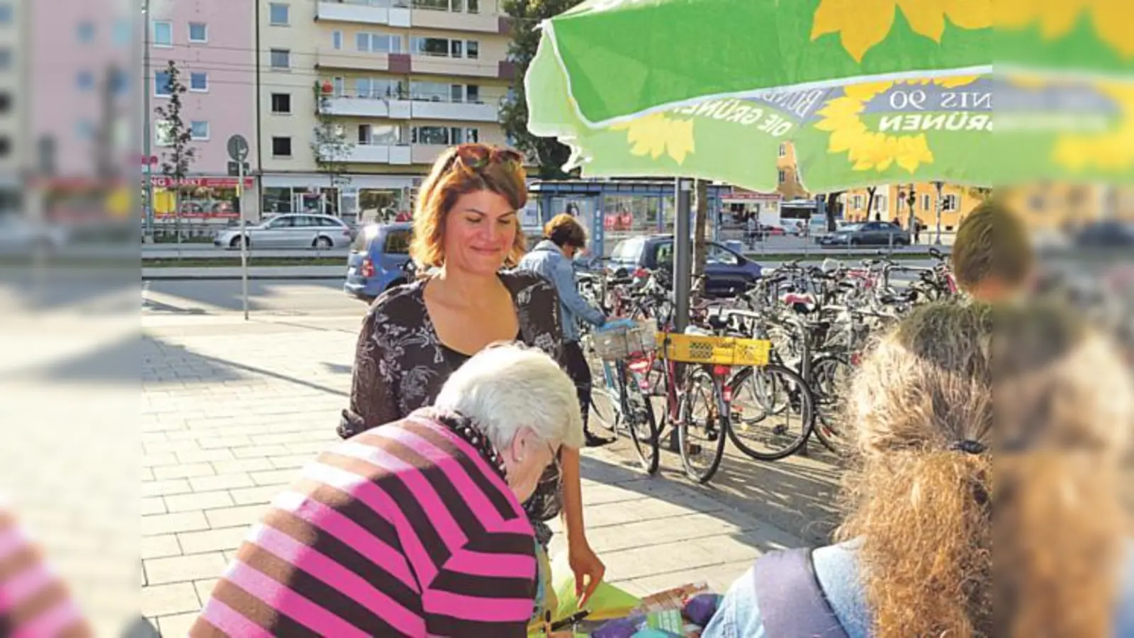 Claudia Stamm am Infostand der Grünen beim  Unterschriften sammeln.  (Foto: Privat)