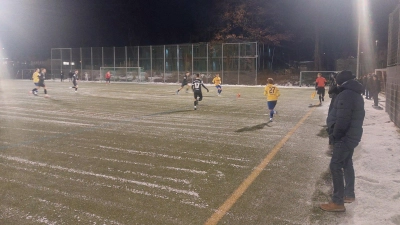 Auch der FC Pipinsried (gelb) - hier in einem winterlichen Testspiel beim FSV Pfaffenhofen - bewirbt sich wieder für die Regionalliga Bayern. (Archivbild: bas)