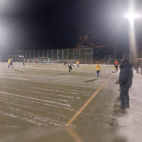 Auch der FC Pipinsried (gelb) - hier in einem winterlichen Testspiel beim FSV Pfaffenhofen - bewirbt sich wieder für die Regionalliga Bayern. (Archivbild: bas)