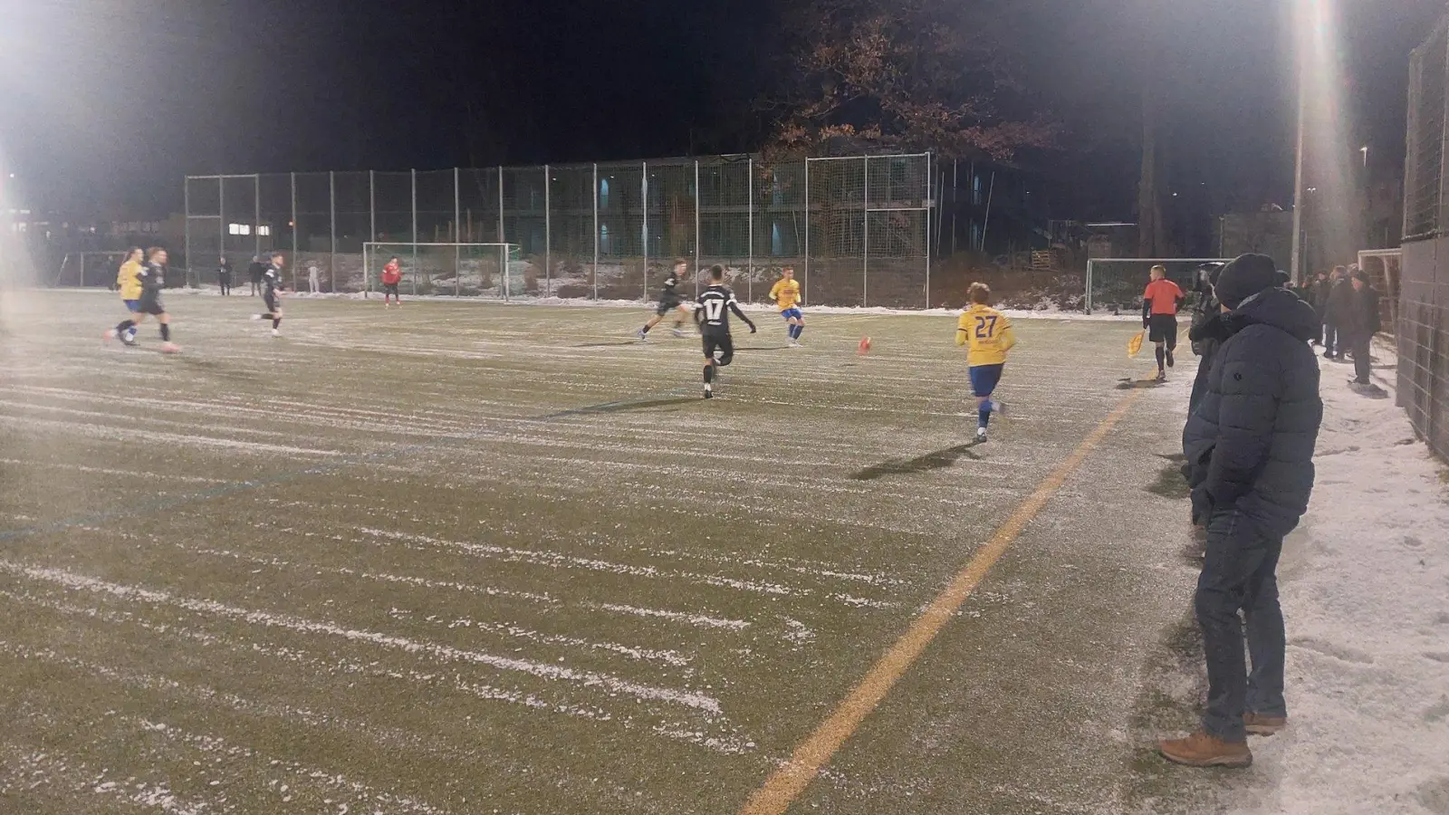 Auch der FC Pipinsried (gelb) - hier in einem winterlichen Testspiel beim FSV Pfaffenhofen - bewirbt sich wieder für die Regionalliga Bayern. (Archivbild: bas)