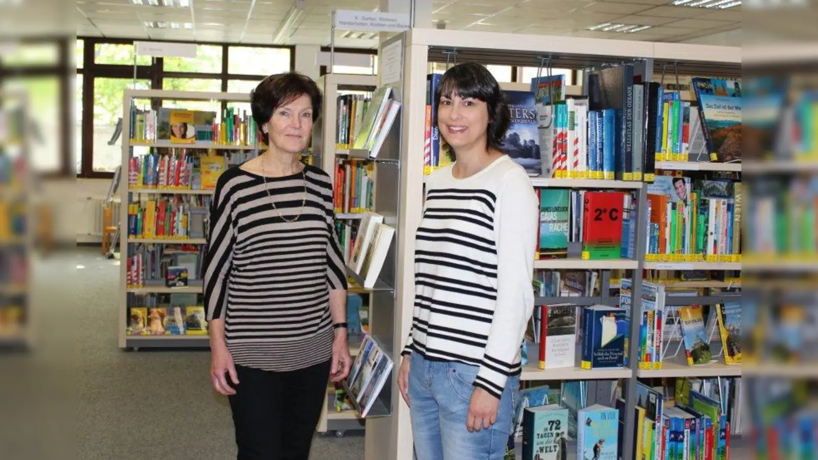 Brigitte Speer (l.), die Leiterin der Gemeindebücherei Karlsfeld, zusammen mit ihrer Stellvertreterin Gabriele Küblböck in den Räumen der Bücherei in der Rathausstraße 73. (Foto: sb)
