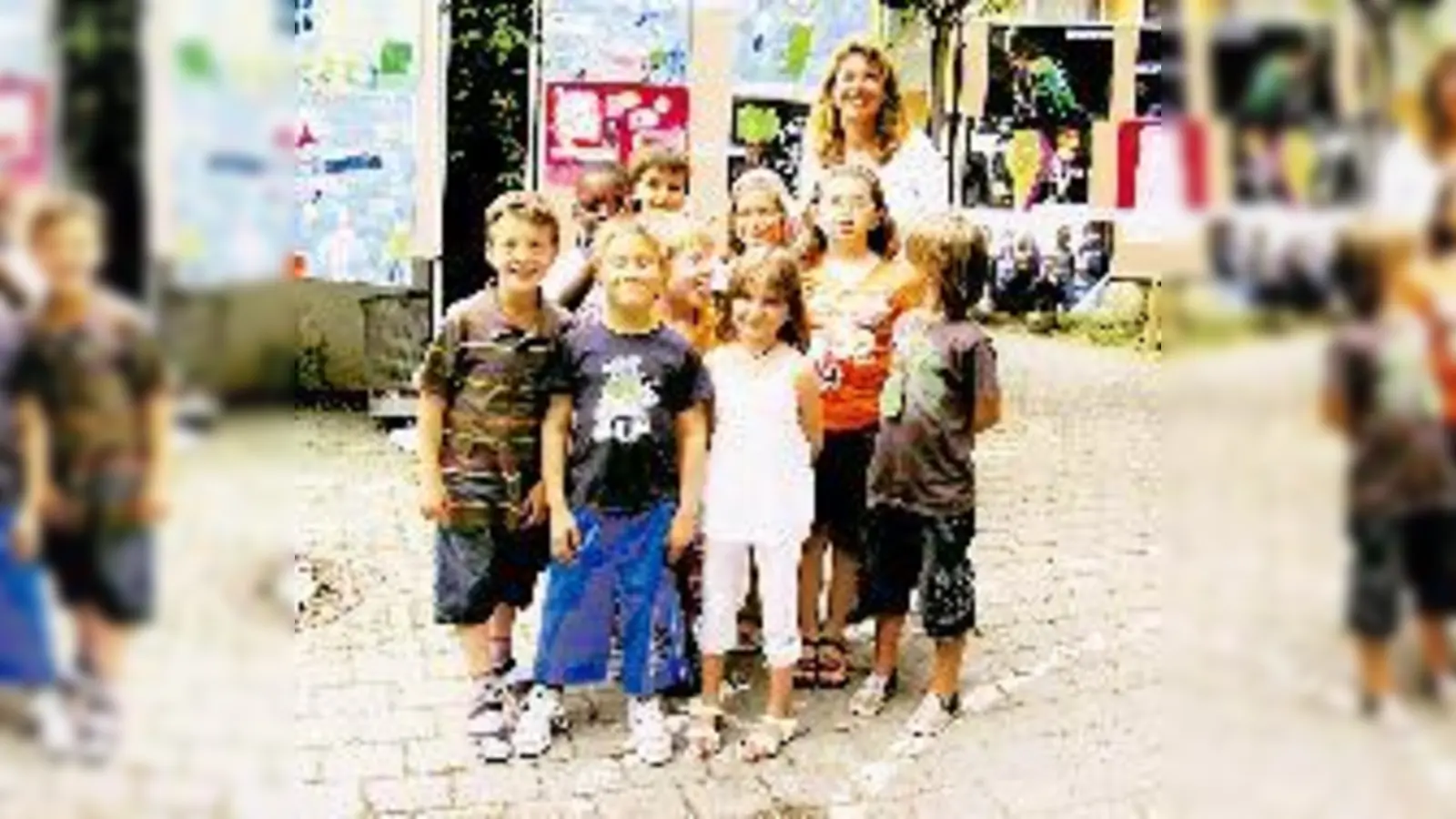 Die kleinen Illustratoren zeigen ihre Werke. Von links nach rechts: Tekin, Bisrat, Aykan, Emre, Anakin, Katja, Sara, Büsra und Lou mit Ariane Other.	 (Foto: js)