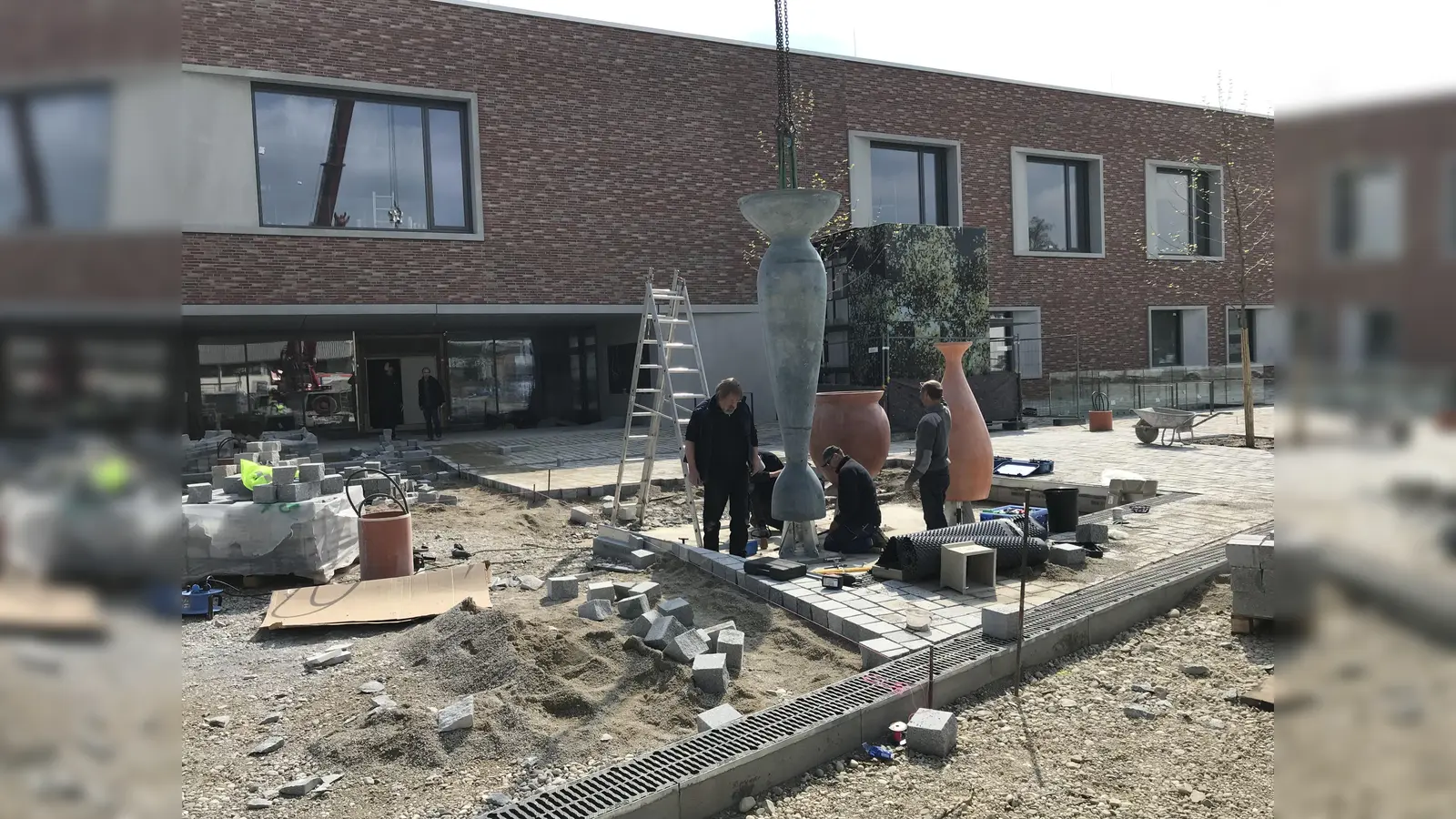 Installiert wurde nun der Brunnen „Wasser für alle“, der als Kunst am Bau vor dem neuen VHS- und Musikschulhaus in Unterföhring steht. (Foto: Gemeinde UFG/bue)