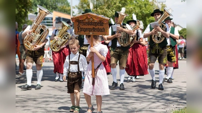 Auch viele Musikkapellen marschieren im Festzug mit. (Foto: B. Brummer)
