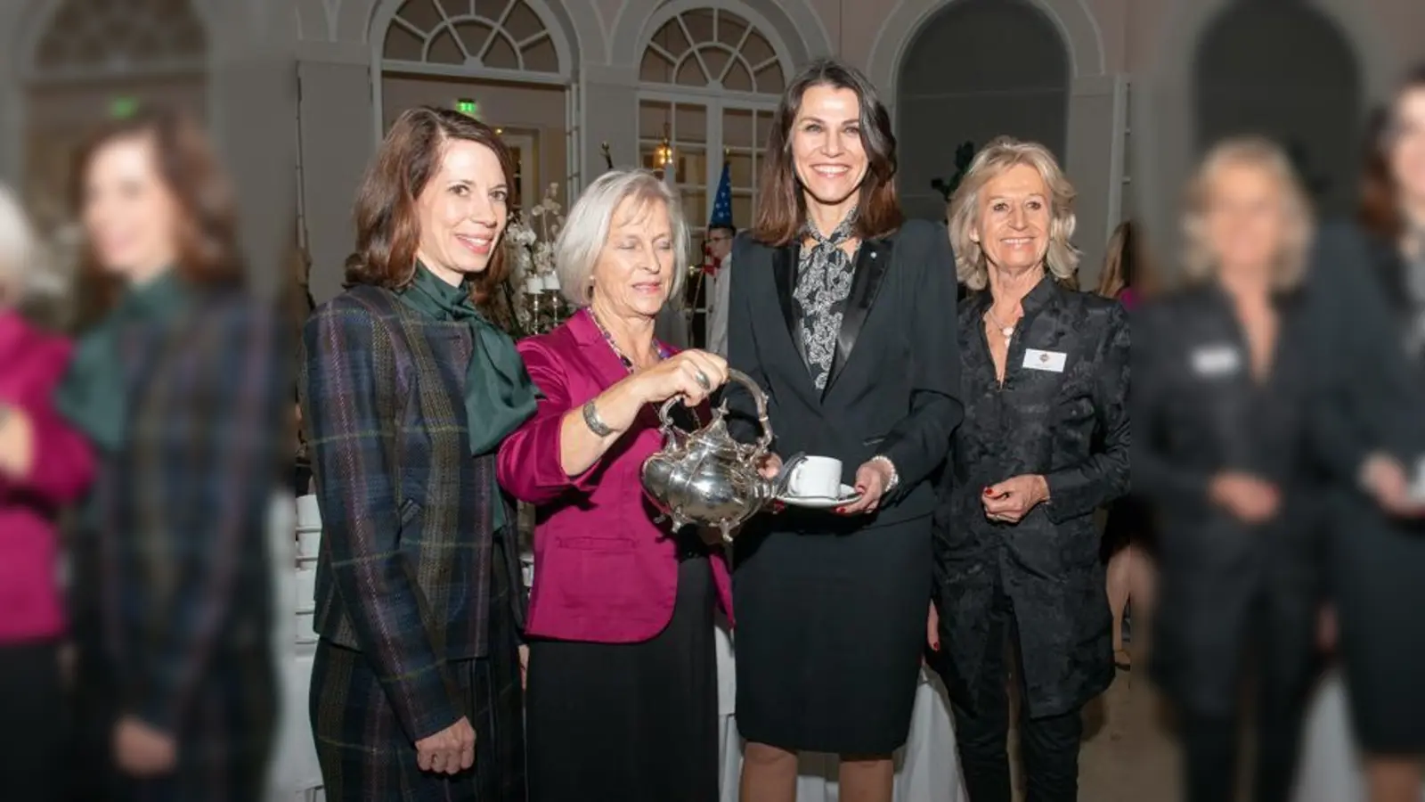 Meghan Gregonis, Elke Rilke-Mai (Präsidentin DAFC München), Prof. Dr. med. Marion Kiechle und Susanne Ahrens (Chairlady Silbertee, v. li.) bei der vielleicht wichtigsten Handlung beim Silbertee.  (Foto: © Egon Lippert)